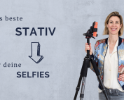 Die Überschrift: Das beste Stativ für deine Selfies steht geschrieben. Daneben ist ein Freisteller von Maxi zu sehen. Sie Maxi neben ihrem Stativ und lacht in die Kamera.
