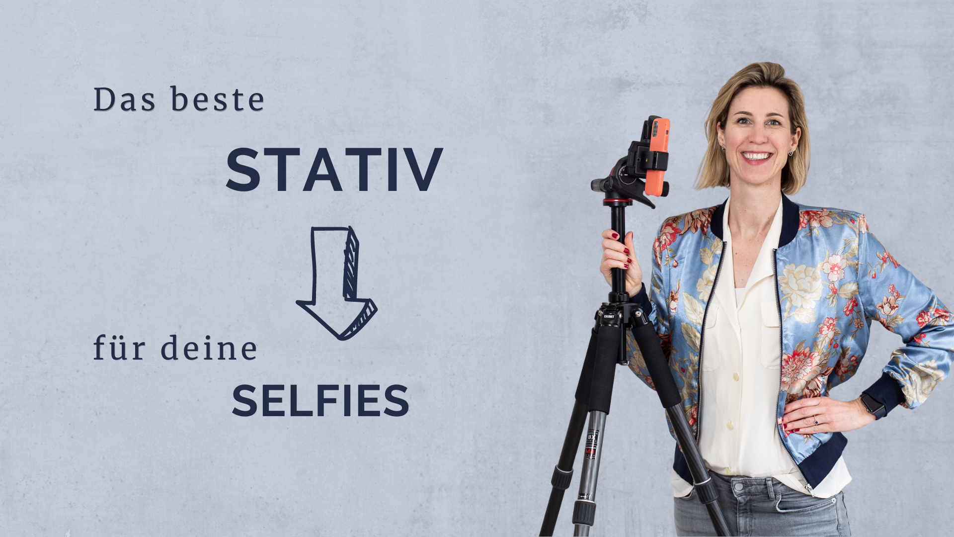 Die Überschrift: Das beste Stativ für deine Selfies steht geschrieben. Daneben ist ein Freisteller von Maxi zu sehen. Sie Maxi neben ihrem Stativ und lacht in die Kamera.