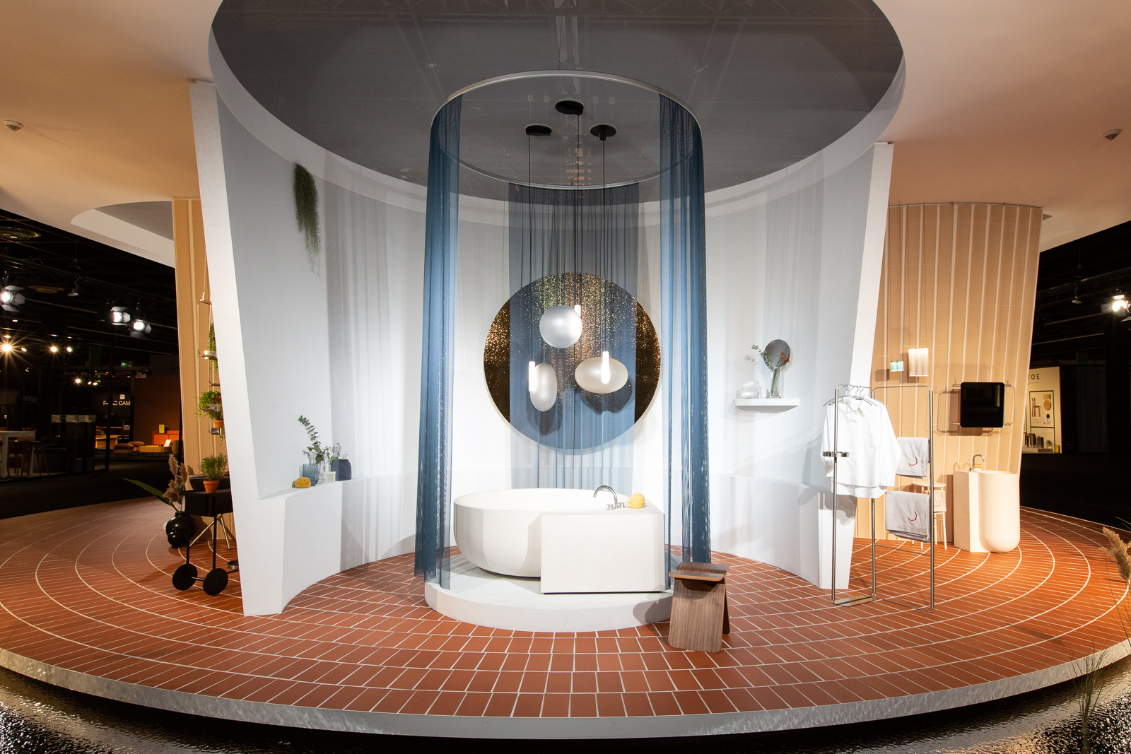 Das Haus by MUT Design: das Badezimmer mit blauem Duschvorhang