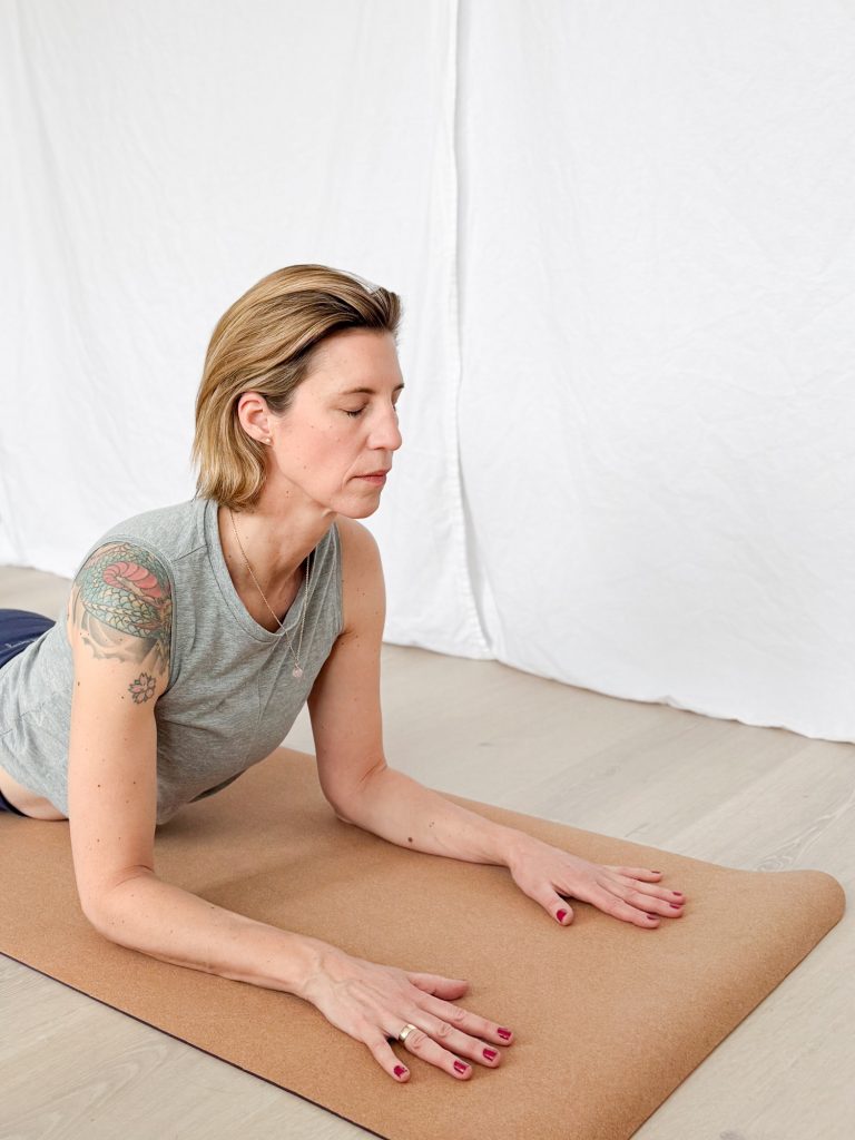 Eine Frau macht Yoga, sie macht die Sphinx